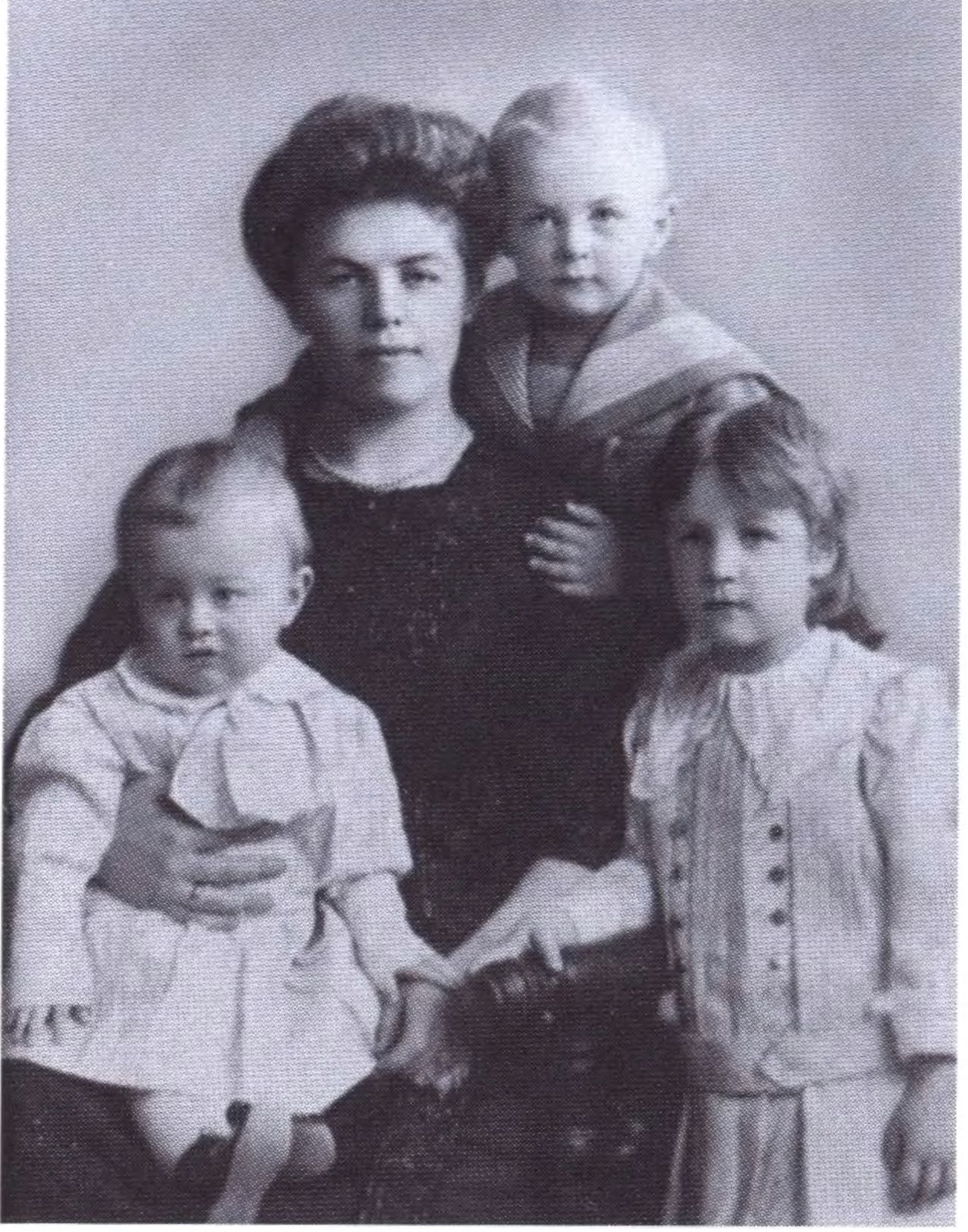 Варвара Александровна Ефремова с детьми