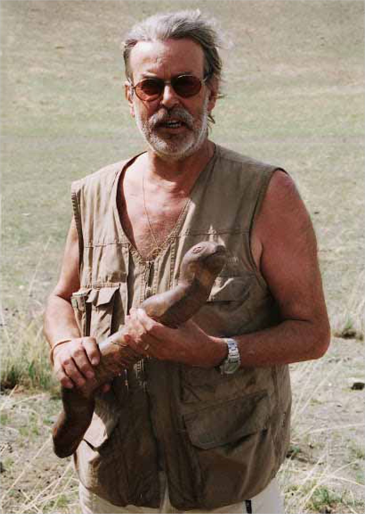 И. Мацкерле с резным изображением олгой-хорхоя из музея в Национальном парке Гоби