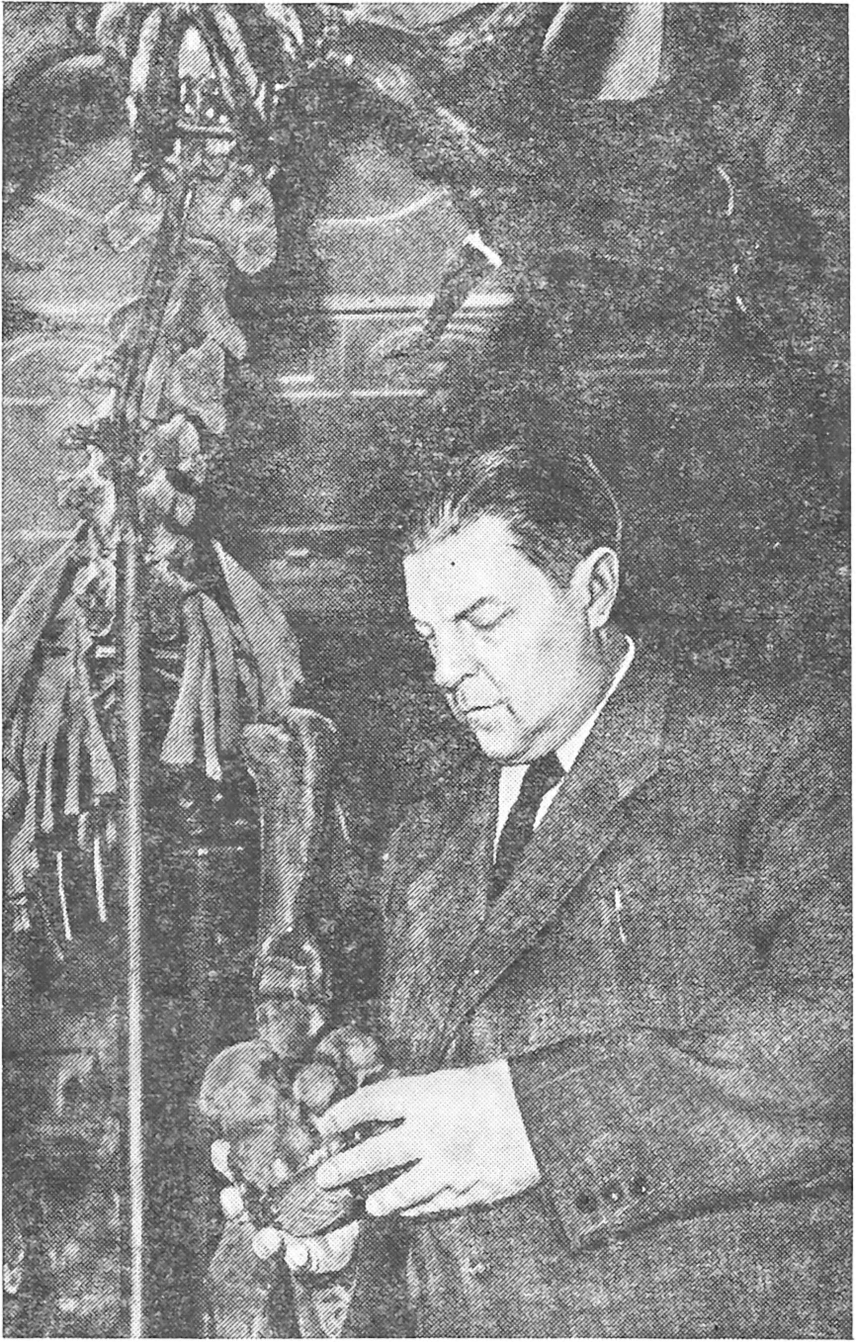 И.А. Ефремов в палеонтологическом музее. Фото А.С. Ляпина, 1958 г.
