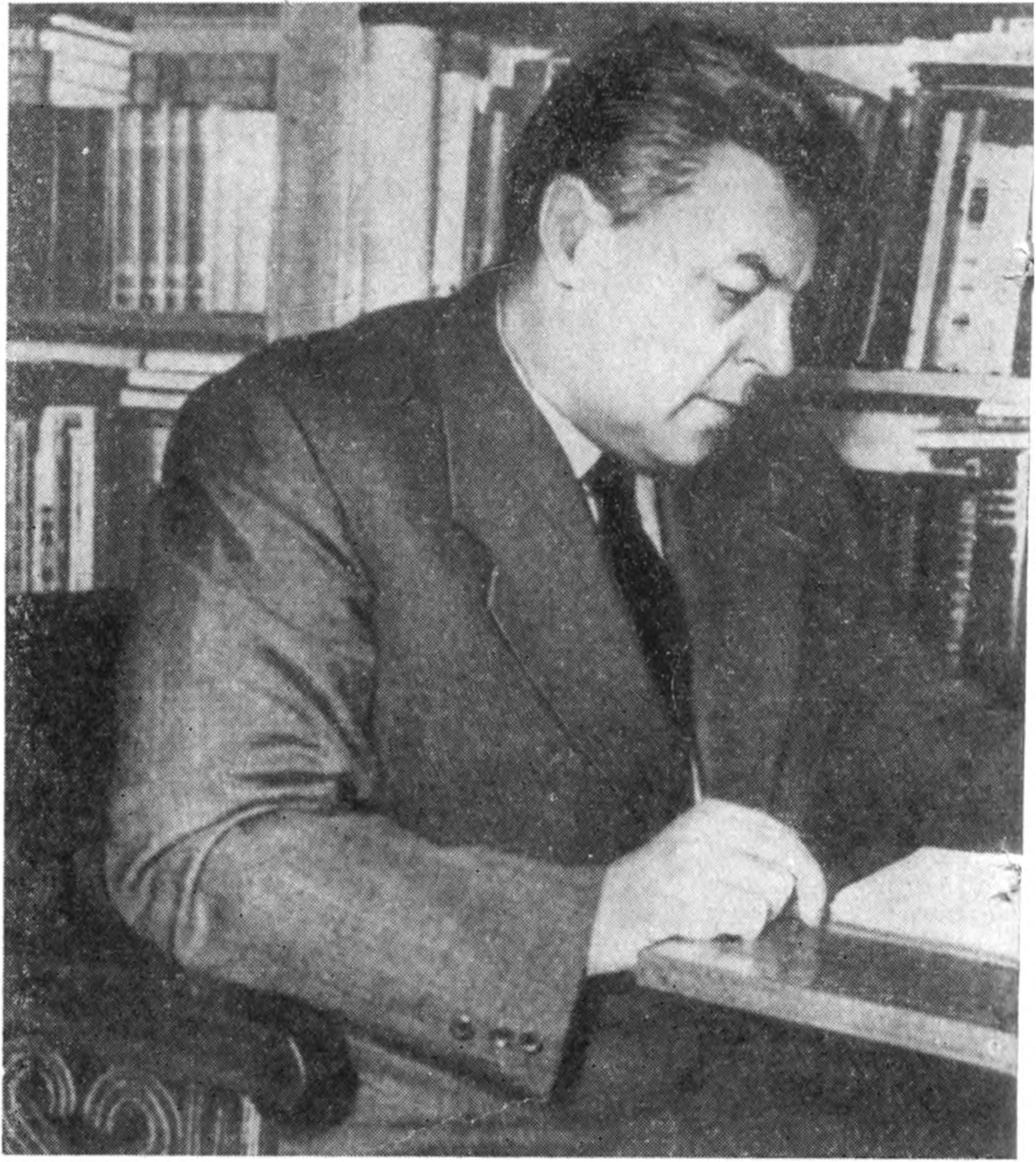 Иван Антонович Ефремов в своем рабочем кабинете