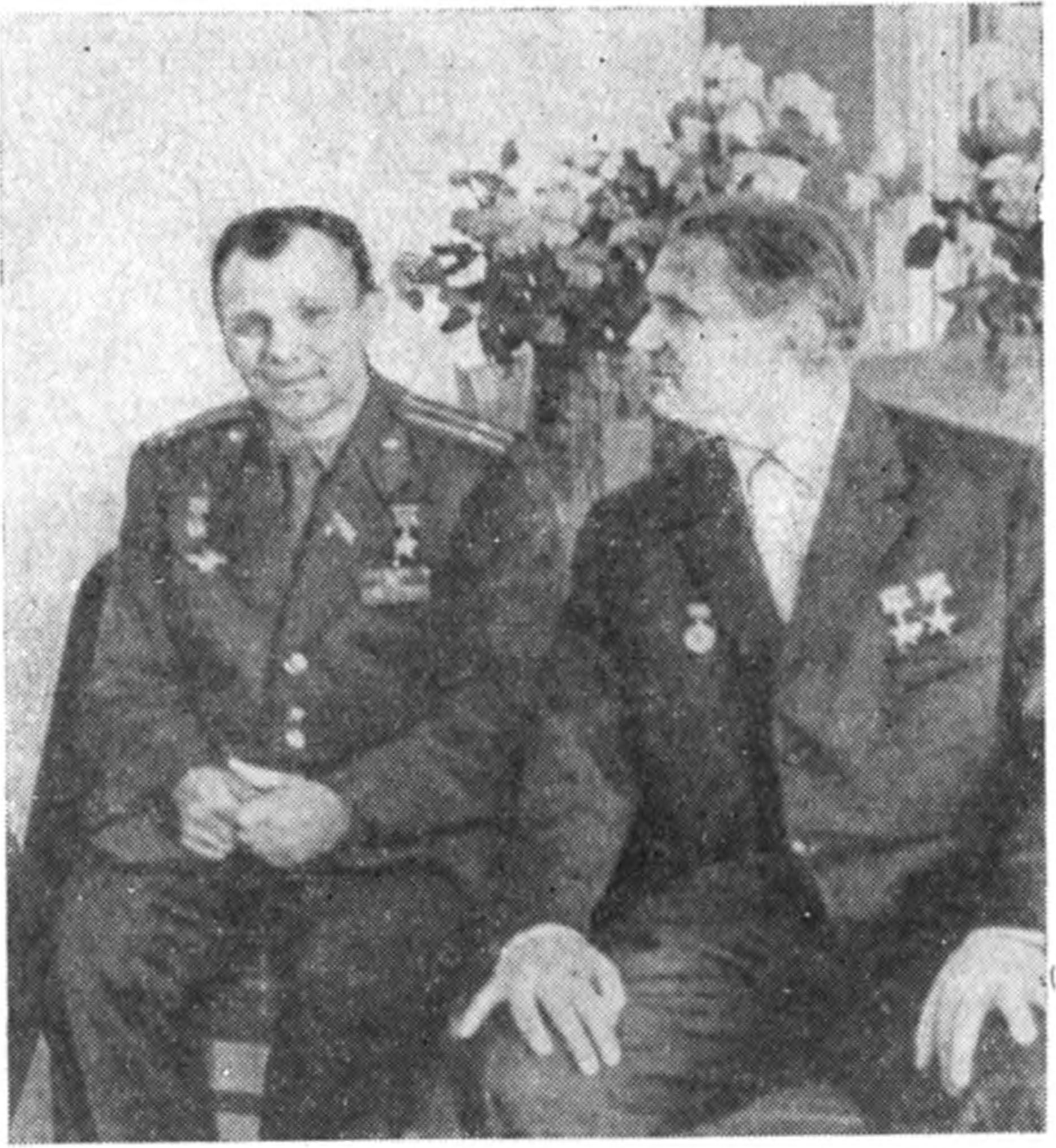 Академик В.П. Глушко и первый космонавт планеты Ю.А. Гагарин
