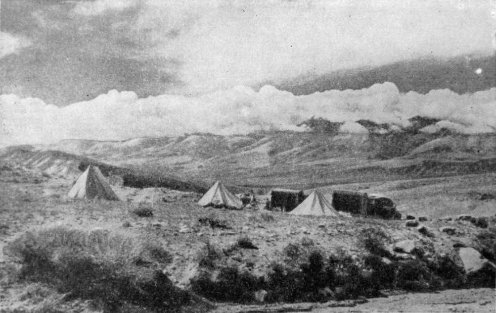 Лагерь экспедиции в районе Алтан-Тээли (Западная Монголия). В этом районе было обнаружено множество черепов и других остатков млекопитающих третичного периода
